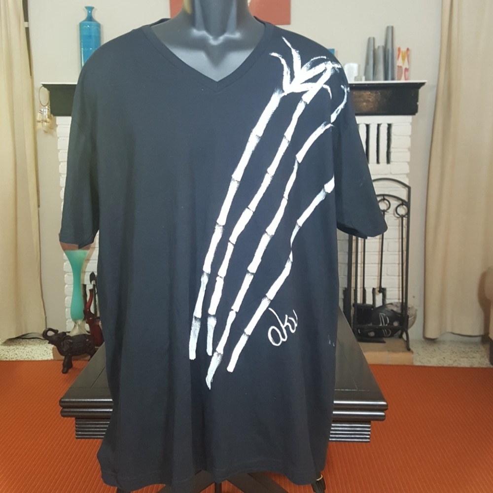 Aku / Akwa black v-neck bamboo tee